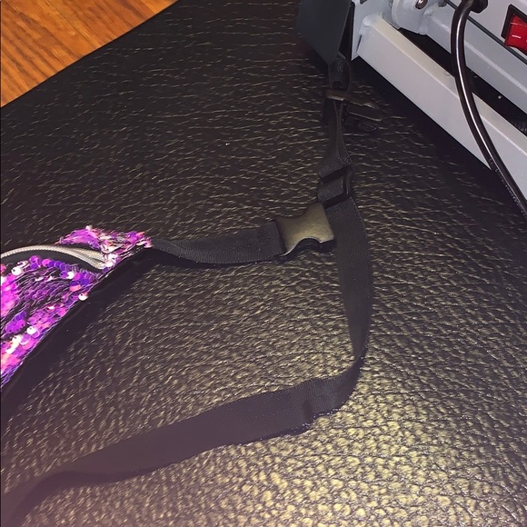 Flip side sequence phanny pack .Adjustable strap. - Picture 4 of 5